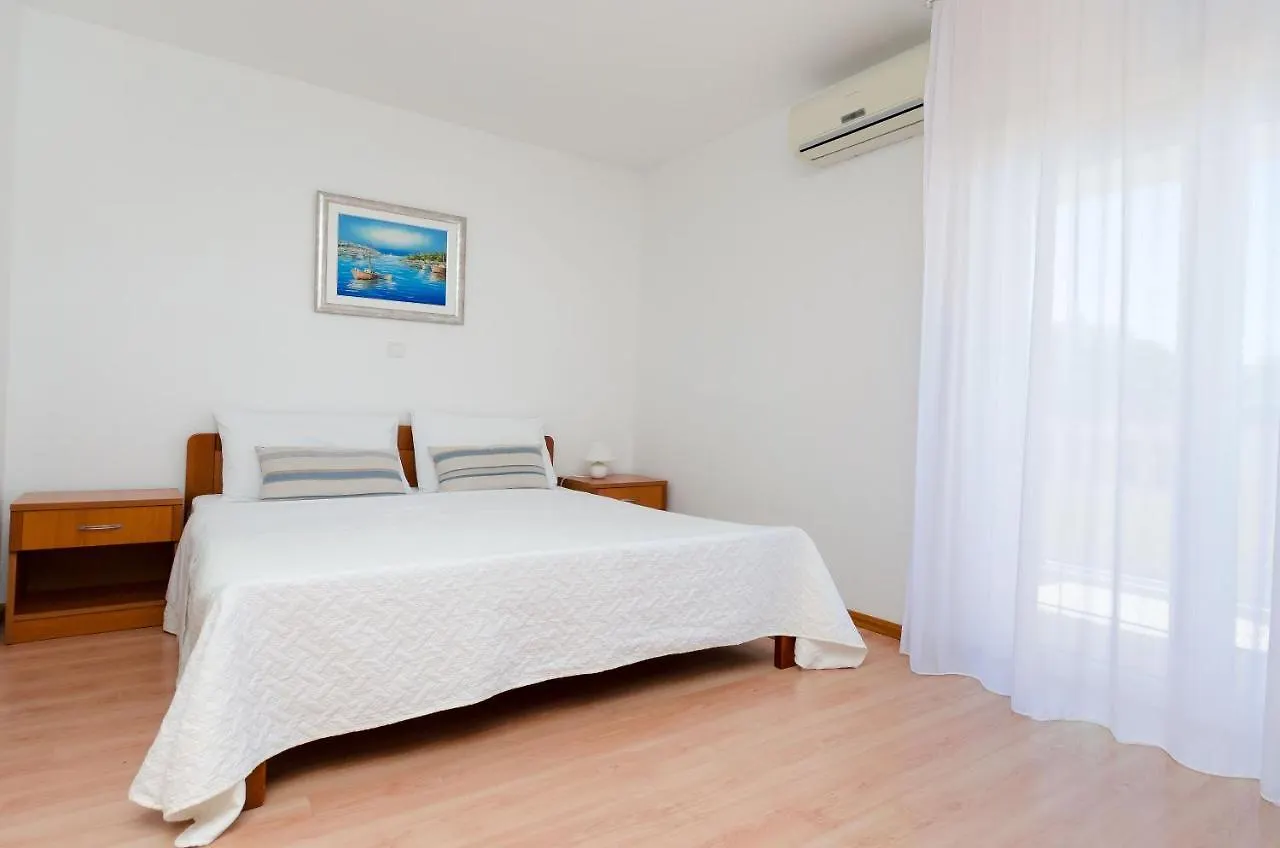 Apartments Meri Banjol 0*,