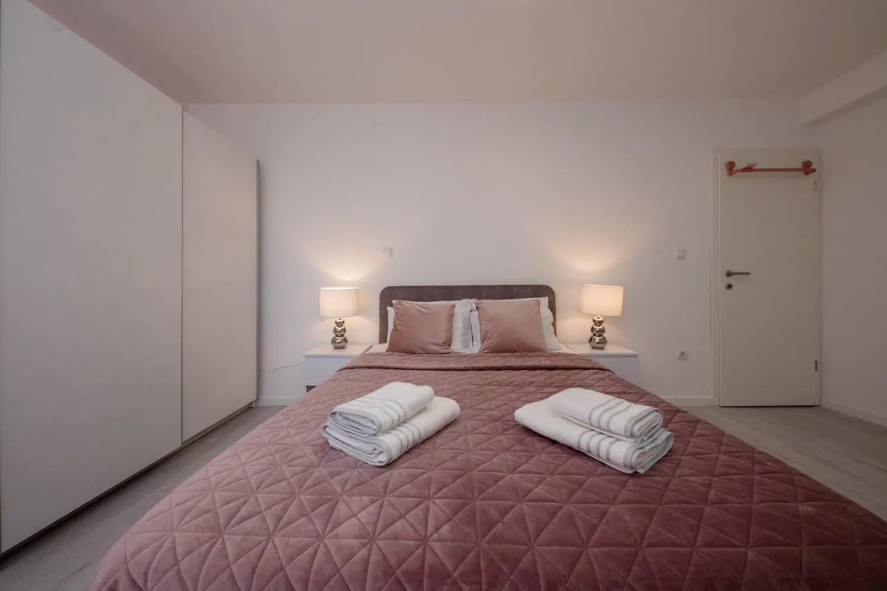 Apartments Meri Banjol 0*,